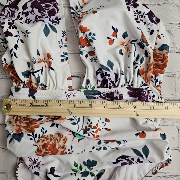 Cupshe Swimwear Size Small White One Piece Halter Plunge Flower Open Back Flawed - Picture 13 of 13